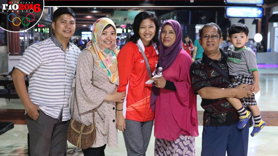 Linda bersama orang tua, kakak dan keponakannya sebelum terbang ke Sao Paulo.